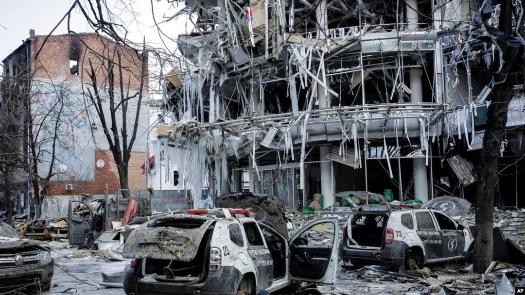 Vehículos y edificios dañados en el centro de la ciudad de Kharkiv en Ucrania, 16 de marzo de 2022.