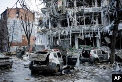 Kendaraan dan bangunan rusak di pusat kota Kharkiv di Ukraina, 16 Maret 2022. (Foto: AP)