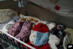 Немовлята у бомбосховищі, Маріуполь. Фото Євгена Малолєтки. 15 березня 2022 року