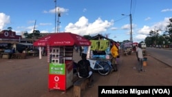 Vendedores ambulantes em Ancuabe, Cabo Delgado, Moçambique