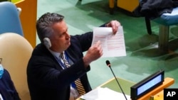 Ambasadori ukrainas duke folur pas votimit në Asamblenë e Përgjithshme të OKB-së (24 mars 2022)
