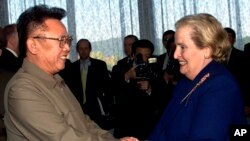 Pemimpin Korea Utara Kim Jong Il berjabat tangan dengan Menteri Luar Negeri AS Madeleine albright dalam sebuah pertemuan di Pyongyang, pada 23 Oktober 2000. (Foto: AP/David Guttenfelder)