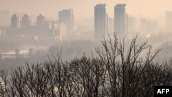 Esta imagen muestra una vista general de Kiev, la capital de Ucrania, con humo en el aire el 19 de marzo de 2022. (Foto de FADEL SENNA / AFP)
