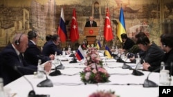 土耳其总统埃尔多安（中）在伊斯坦布尔在俄罗斯代表（左边）与乌克兰代表举行谈判前讲话。（2022年3月29日）