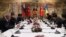 土耳其总统埃尔多安（中）在伊斯坦布尔在俄罗斯代表（左边）与乌克兰代表举行谈判前讲话。（2022年3月29日）