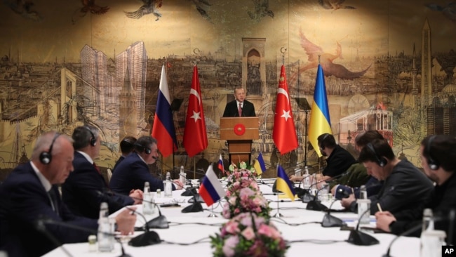 Tổng thống Thổ Nhĩ Kỳ Recep Tayyip Erdogan chào đón hai phái đoàn Nga và Ukraine hôm 29/3/2022.