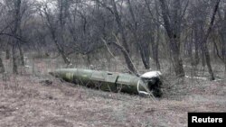 乌克兰国民卫队新闻处2022年3月9日公布的照片显示一枚没有爆炸的俄军短程高超音速弹道导弹。