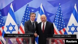 Menlu AS Antony Blinken (kiri) dan PM Israel Naftali Bennett dalam pertemuan di Yerusalem hari Minggu (27/3). 