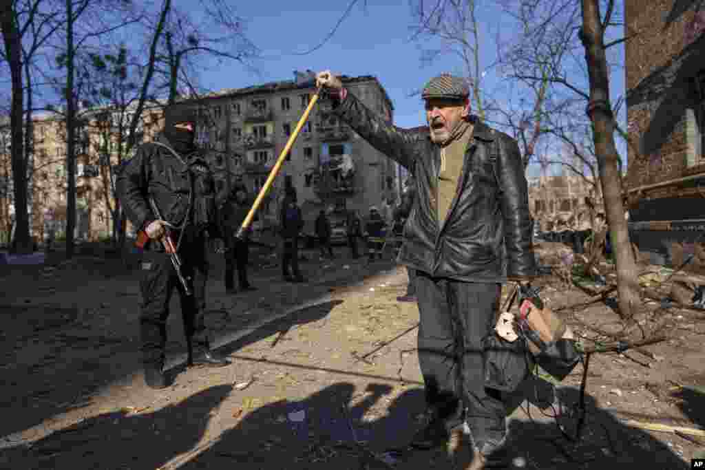 Un hombre grita consignas antirrusas en el lugar donde un bombardeo dañó edificios residenciales en Kiev, Ucrania, el viernes 18 de marzo de 2022. Las fuerzas rusas intensificaron su asalto a las ciudades ucranianas el viernes, con nuevos ataques con misiles y bombardeos en los bordes de la capital, Kiev. y la ciudad occidental de Lviv, mientras los líderes mundiales presionaban para que se investigaran los repetidos ataques del Kremlin contra objetivos civiles, incluidas escuelas, hospitales y zonas residenciales.&nbsp;