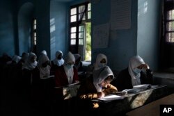 Gadis-gadis Afghanistan mengikuti pelajaran di Sekolah Menengah Putri Tajrobawai, di Herat, Afghanistan, Kamis, 25 November 2021. (Foto: AP)