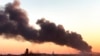 Una nube de humo se eleva después de una explosión en Leópolis, Ucrania occidental, el 18 de marzo de 2022.