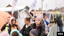 Los refugiados se ponen a salvo en Kharkiv y se les ofrece comida recién cocinada, tazas humeantes de té y café, mantas y ropa, así como juguetes y dulces para los niños. [Jamie Dettmer/VOA]