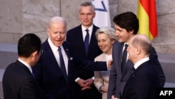 Лідери Японії, США, Німеччини, Канади поруч із генсекретарем НАТО та президенткою Європейської комісії перед "сімейною" фотографією лідерів G7 під час саміту НАТО в Брюсселі 24 березня 2022 року. (Фото: HENRY NICHOLLS / POOL / AFP)