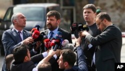 میخائلو پولولیک مشاور رئیس جمهوری اوکراین در جمع خبرنگاران بعد از مذاکره با هیات روسی در استانبول. 