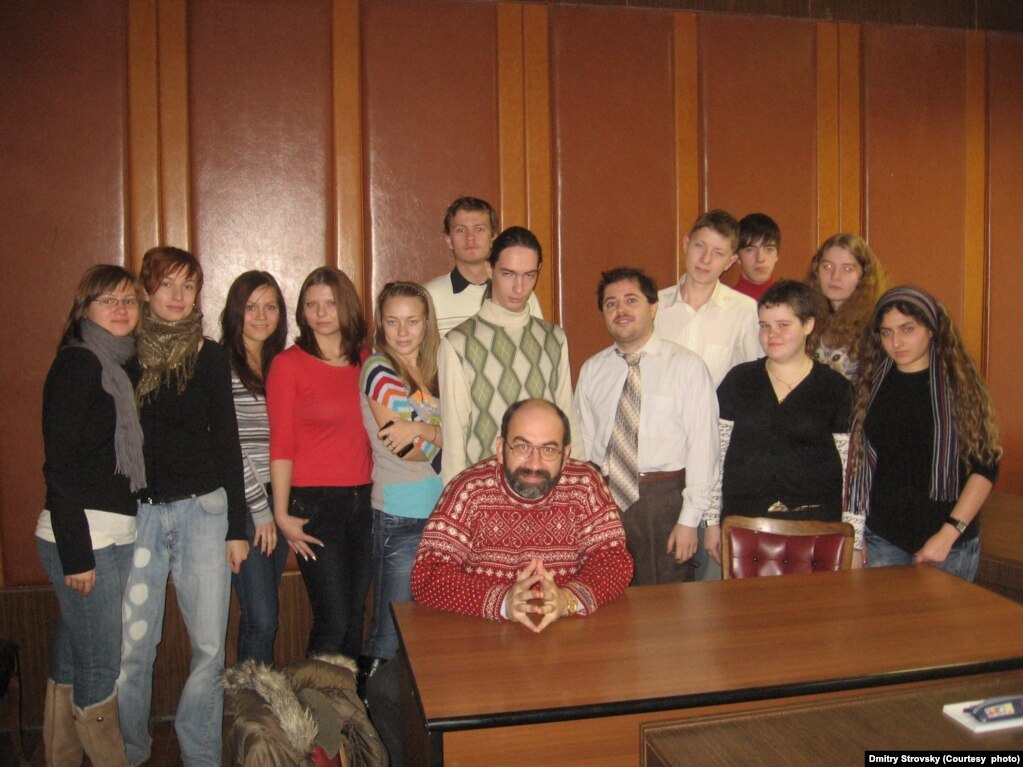 Dima于2010年(中间坐着)与他在俄罗斯乌拉尔联邦大学任教期间的学生合照 (照片来源：受访者提供)(photo:VOA)