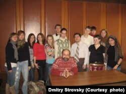 Dima于2010年(中间坐着)与他在俄罗斯乌拉尔联邦大学任教期间的学生合照 (照片来源：受访者提供)
