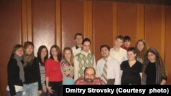 Dima於2010年 (中間坐著)與他在俄羅斯烏拉爾聯邦大學任教期間的學生合照。(圖片來源：受訪者提供)