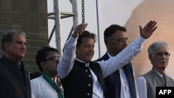 Perdana Menteri Pakistan Imran Khan (tengah) menyapa pendukung partai berkuasa Pakistan Tehreek-e-Insaf (PTI) dalam sebuah kampanye di Islamabad, pada 27 Maret 2022. (Foto: AFP/Aamir Qureshi) 