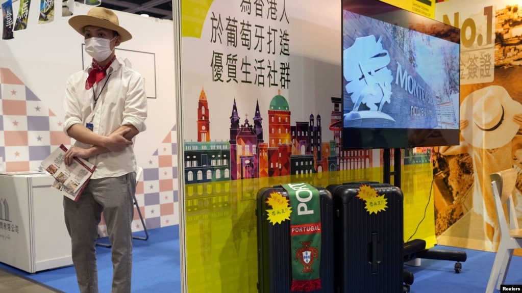 在香港举行的一个移民博览会会场(photo:VOA)