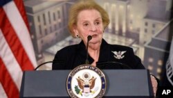 រូបឯកសារ៖ អតីត​រដ្ឋមន្ត្រី​ការបរទេស​សហរដ្ឋ​អាមេរិក​អ្នកស្រី Madeleine Albright ថ្លែង​នៅក្នុង​ពិធី​មួយ​នៅ​ក្រសួង​ការបរទេស​សហរដ្ឋ​អាមេរិក ក្នុង​រដ្ឋធានី​វ៉ាស៊ីនតោន កាលពី​ថ្ងៃ​ទី១០ ខែមករា ឆ្នាំ២០១៧។