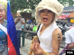 កញ្ញា សេង ធារី ឈរ​នៅ​ខាង​មុខ​តុលាការ​ក្រុង​ភ្នំពេញ ស្រែក​ទាមទារ​ឱ្យ​ដោះលែង​អ្នកទោស​មនសិការ នៅ​ក្នុង​រាជធានី​ភ្នំពេញ នៅ​ថ្ងៃទី២៨ ខែមីនា ឆ្នាំ២០២២។ (លាស់ លីបលីប/វីអូអេ)