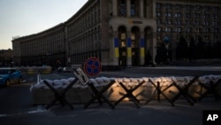 Barrierat kundër tankeve qarkojnë sheshin qendror të Kievit (18 mars 2022)