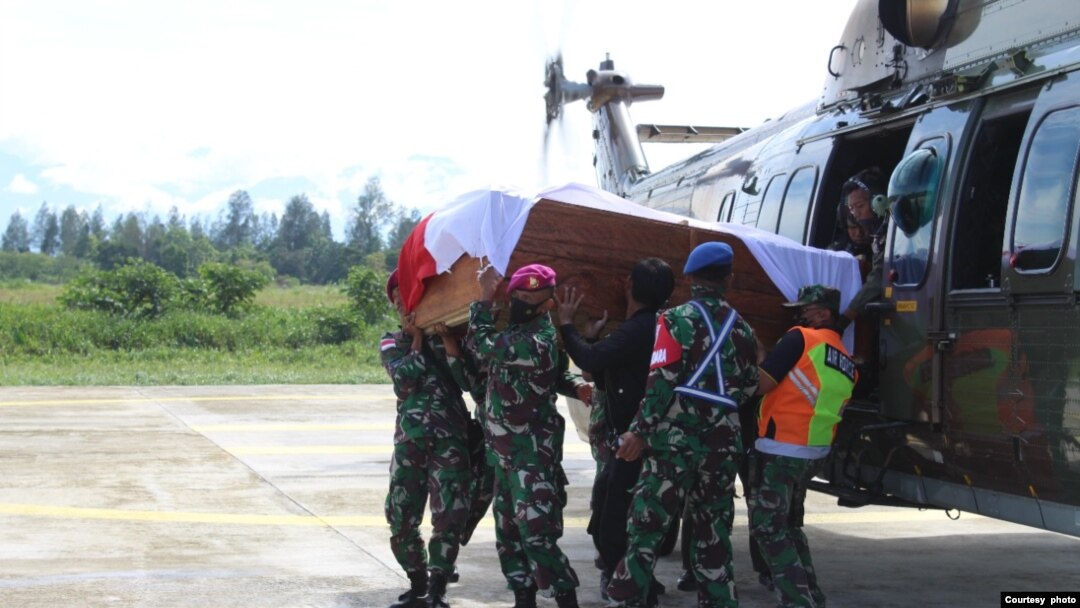 Para anggota TNI membawa peti berisi jenazah rekannya yang gugur dalam serangan yang dilakukan oleh kelompok bersenjata di Nduga, Papua, dalam proses evakuasi menuju Timika, pada 27 Maret 2022. (Foto: Pendam XVII/Cenderawasih Papua)