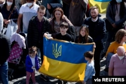 Віряни під час недільної промови Папи Римського Франциска на площі Святого Петра у Ватикані, 20 березня 2022