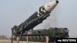 북한은 24일 김정은 국무위원장의 명령에 따라 신형 대륙간탄도미사일(ICBM) 화성 17형을 시험 발사했다며 사진을 공개했다.