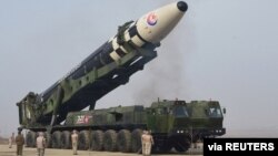 Rudal balistik antarbenua (ICBM) "Hwasong-17" pada kendaraan peluncurannya dalam foto tak bertanggal yang dirilis 25 Maret 2022 oleh Kantor Berita Pusat Korea (KCNA) Korea Utara. (KCNA via REUTERS)