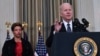 El presidente de EE. UU., Joe Biden (derecha), anuncia su presupuesto para el año fiscal 2023 mientras la directora interina de la Oficina de Administración y Presupuesto, Shalanda Young, escucha en el comedor estatal de la Casa Blanca en Washington, DC, el 28 de marzo de 2022.