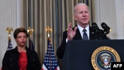 El presidente de EE. UU., Joe Biden, anuncia su presupuesto para el año fiscal 2023 mientras la directora interina de la Oficina de Administración y Presupuesto, Shalanda Young, escucha en el comedor estatal de la Casa Blanca en Washington, DC, el 28 de marzo de 2022.