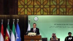 2022年3月22日，中国外交部长王毅在巴基斯坦伊斯兰堡议会大厦举行的由57个成员国组成的伊斯兰合作组织为期两天的会议开始时发表讲话。