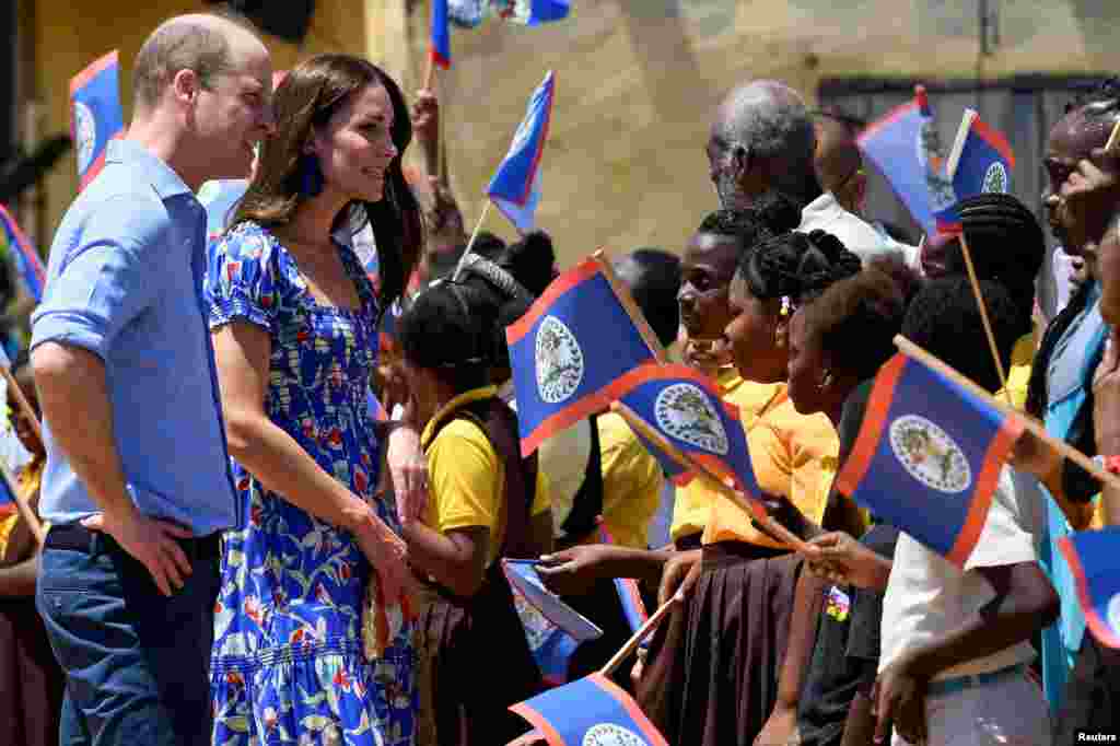 Prens William d&#39;Anglete ak Catherine, Duches Cambridge la salye moun kominote Garifuna nan Beliz, dezyem jounen vizit yo nan peyi Karayib sa a, 20 Mas, 2022. 