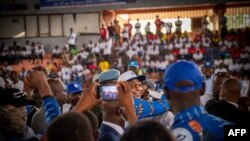 Le président Faustin Archange Touadéra (centre) à son arrivée à un meeting du Mouvement Cœurs unis.