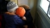 Los niños refugiados ucranianos se abrazan mientras descansan en la taquilla de la estación de tren Przemysl Glowny, después de huir de la invasión rusa de Ucrania, en Przemysl, Polonia, el 24 de marzo de 2022.