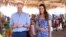 Prens William d'Anglete ak Catherine, Duches Cambridge la ri pandan yap pase tan ak abitan yon ti vilaj ki rele Hopkins nan peyi Beliz nan Karayib la, 20 Mas, 2022.