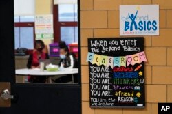 Pelajar Laela Bullock (kanan), bersama Taylor Rice dalam sesi literasi Beyond Basics di SMA Denby di Detroit, Rabu, 27 Oktober 2021. (AP/Paul Sansya)