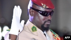 Le chef de la junte guinéenne, le colonel Mamady Doumbouya, lors de sa prestation de serment en tant que président de la transition du pays, le 1er octobre 2021 à Conakry. 