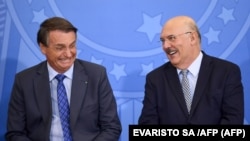 Presidente brasileiro Jair Bolsonaro e o ministro da Educação Milton Amorim