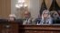 El presidente de la Comisión del 6 de enero, Bennie Thompson, centro, flanqueado por la representante Zoe Lofgren, a la izquierda, y la vicepresidenta de la comisión, Liz Cheney el 28 de marzo de 2022.