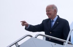 លោកប្រធានាធិបតីអាមេរិក Joe Biden កំពុងឡើងយន្តហោះធ្វើដំណើរទៅកាន់អឺរ៉ុប ដើម្បីពិភាក្សាដោយផ្ទាល់ជាមួយសម្ព័ន្ធមិត្តអំពីវិបត្តិអ៊ុយក្រែន នៅរដ្ឋ Maryland ថ្ងៃទី ២៣ ខែមីនា ឆ្នាំ ២០២២។