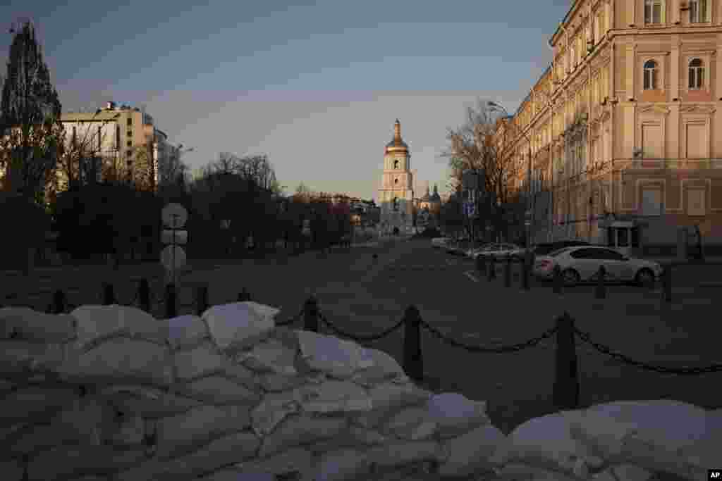 Barricadas en una calle desierta durante el toque de queda en el centro de Kiev, Ucrania, el viernes 18 de marzo de 2022. Las fuerzas rusas intensificaron su asalto a las ciudades ucranianas el viernes, con nuevos ataques con misiles y bombardeos en los bordes de la capital Kiev y la ciudad occidental de Lviv, mientras los líderes mundiales presionaban para que se investigara los repetidos ataques del Kremlin contra objetivos civiles, incluidas escuelas, hospitales y zonas residenciales.&nbsp;