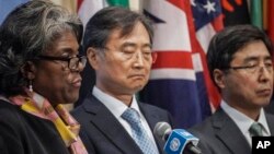25일 유엔 안보리에서 북한의 신형 대륙간탄도미사일(ICBM) 발사에 대해 논의한 후 린다 토머스-그린필드 유엔 주재 미국대사(왼쪽부터)와 조현 한국대사, 이시카네 기미히로 일본대사가 공동 기자회견을 했다.