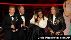 Jared Bush, Clark Spencer, Yvett Merino y Byron Howard, de izquierda a derecha, reciben el Óscar a la mejor cinta animada por "Encanto" el domingo 27 de marzo de 2022 en el Teatro Dolby en Los Ángeles.