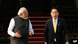 Perdana Menteri India Narendra Modi berjalan bersama Perdana Menteri Jepang Fumio Kishida di New Delhi, India, Sabtu, 19 Maret 2022. (Foto: Manish Swarup/AP Photo)
