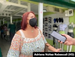 Gisella Robles expresa los inconvenientes que le causan los apagones en Maracaibo, Venezuela, el 17 de junio de 2022. Foto de Adriana Núñez Rabascall, VOA.