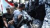 Hombres son detenidos por la policía, sospechosos de un homicidio cerca de un mercado en San Salvador, El Salvador, el domingo 27 de marzo de 2022.