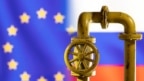 Hình đường ống dẫn khí trên nền lá cờ của EU và Nga trong bức hình minh họa được đưa ra hôm 8/3. EU có kế hoạch giảm 2/3 lượng khí đốt nhập khẩu của Nga vào cuối năm nay và loại bỏ hoàn toàn trước năm 2030.