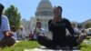 Ratusan praktisi melakukan Yoga di lapangan gedung Capitol Washington DC hari Sabtu (16/6).